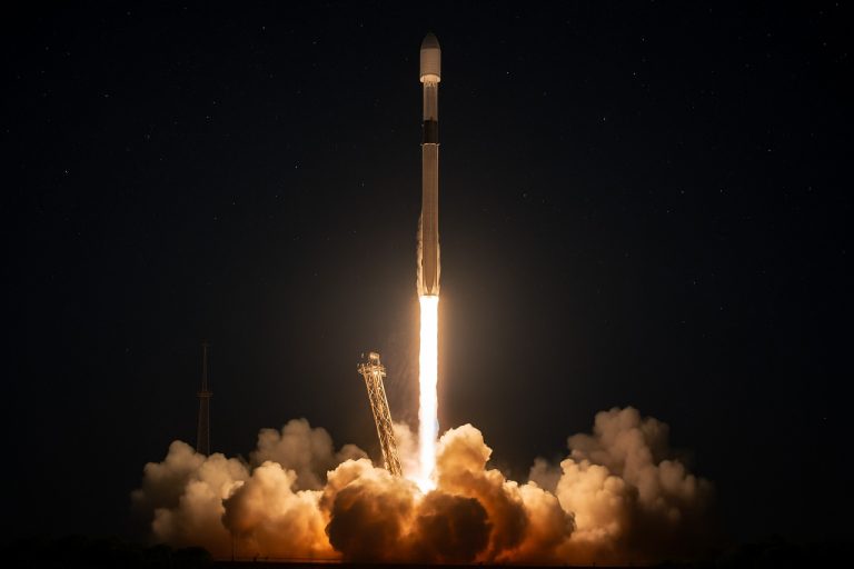 SpaceX Verbreekt de Middennachtlucht: Nieuwe SiriusXM-satellieten Raket in 2025 in Omloop 